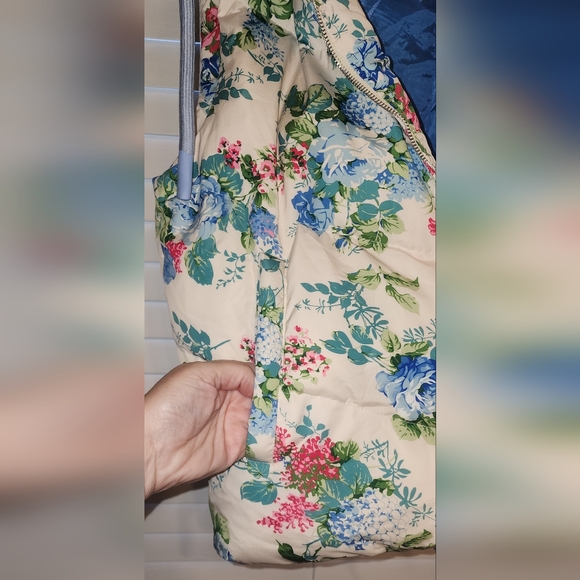 Blue Floral Quilted Vest With Hood. Size Large. - Picture 5 of 9